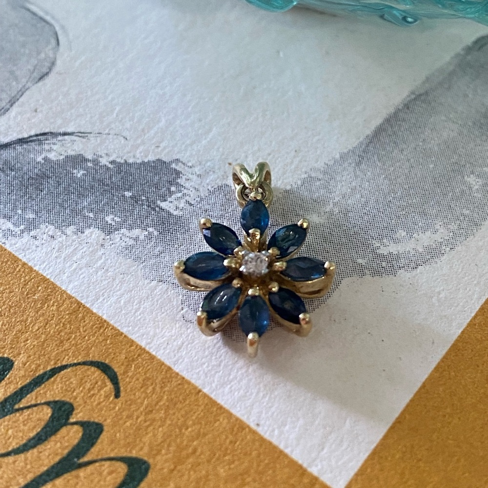 14 karat solid yellow gold and sapphire And white stone star Flower pendant